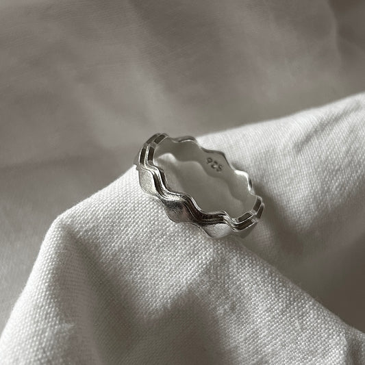 Produktfoto des Antiwave Double Ring auf einem Leinentuch