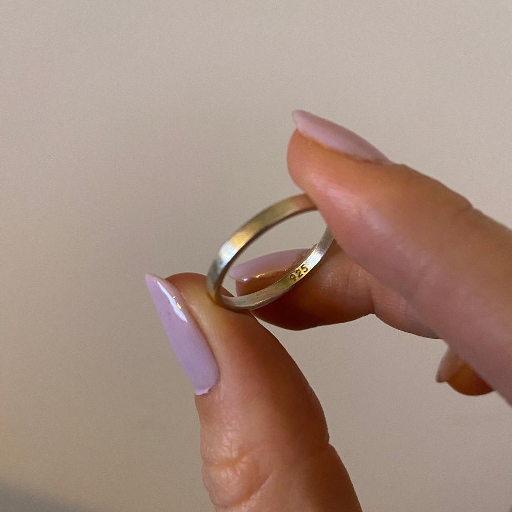 Dieser Ring besteht aus einem einfachen 925 Silber Band. Gut zum übereinander tragen von mehreren Ringen.