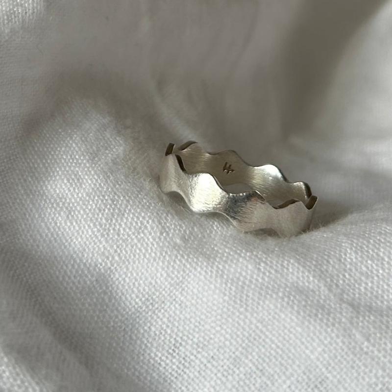Das Design des Silberrings sind gegeneinander laufende Wellen. Dadurch wird der Ring gleichmäßig dicker und dünner.