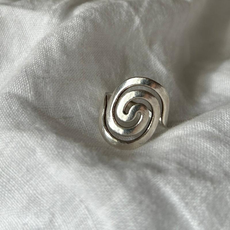 Der Ring hat eine große Spirale die auf dem Finger sitzt. Das Band welches die Spirale bildet ist ca. 2mm dick. 925 Sterling Silber.