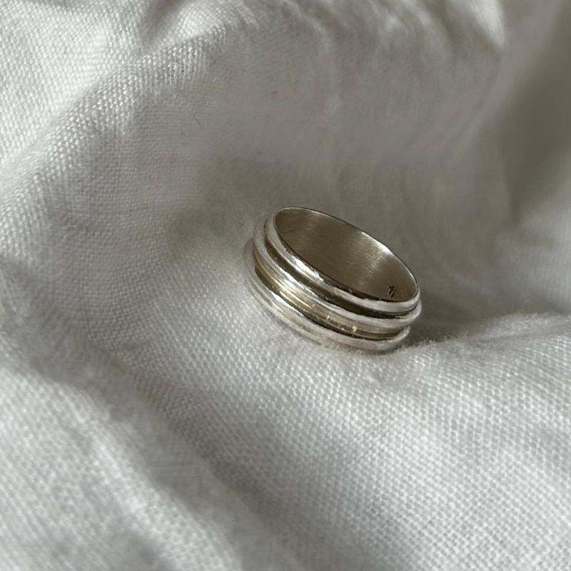 Der Ring hat einen leichten Vintagelook. Er ist etwas breiter und besteht aus 5 dünnen Ringen übereinander. Der 2. und 4. Ring stehen etwas raus, wodurch der Vintagelook entsteht.
