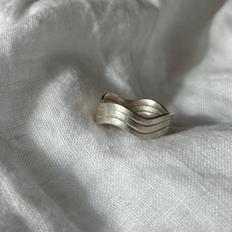 Zu sehen ist ein Ring aus 3 dünnen Wellen. 925 Sterling Silber. Ein guter Ring auch für Männer.