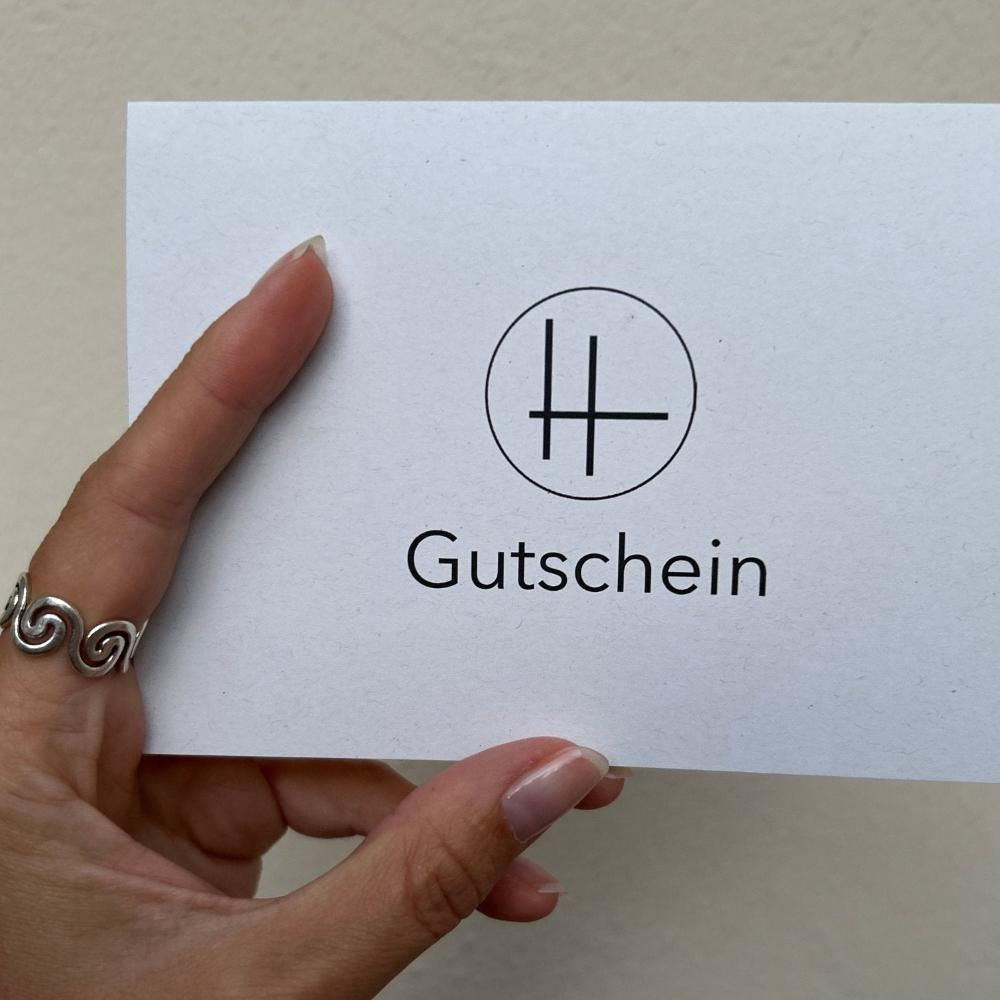 Zu sehen ist der zugeklappte Gutschein. Das Wort Gutschein und das Logo von Hirschler - Design by Katrin Hirschler sind aufgedruckt.