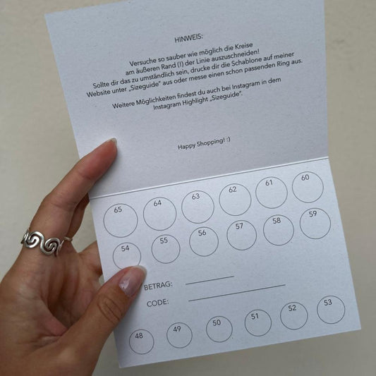 Zu sehen ist der Gutschein von innen. Als Hilfe, für die richtige Ringgröße, sind Ringe zum Ausschneiden zum Design hinzugefügt worden. Oben auf der klappbaren Karte ist ein Hinweis zur Nutzung.