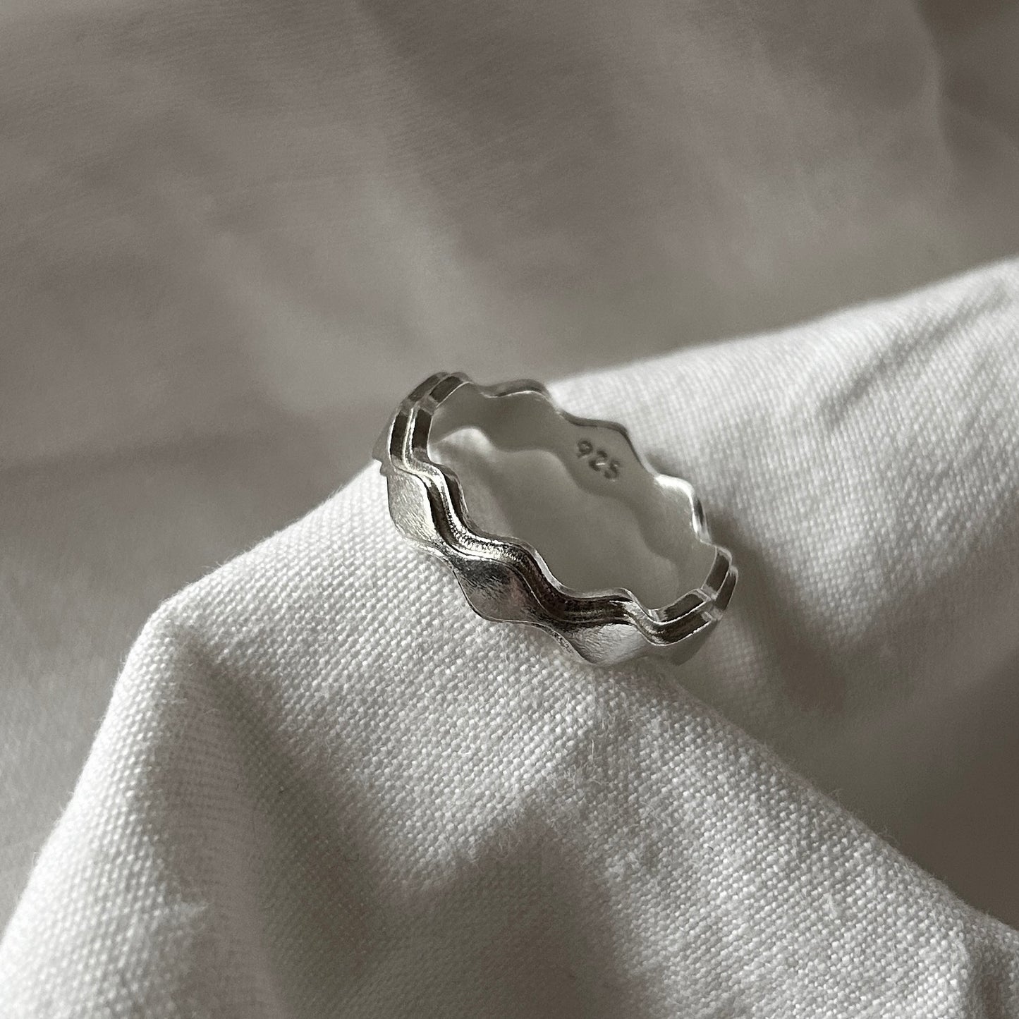 Produktfoto des Antiwave Double Ring auf einem Leinentuch