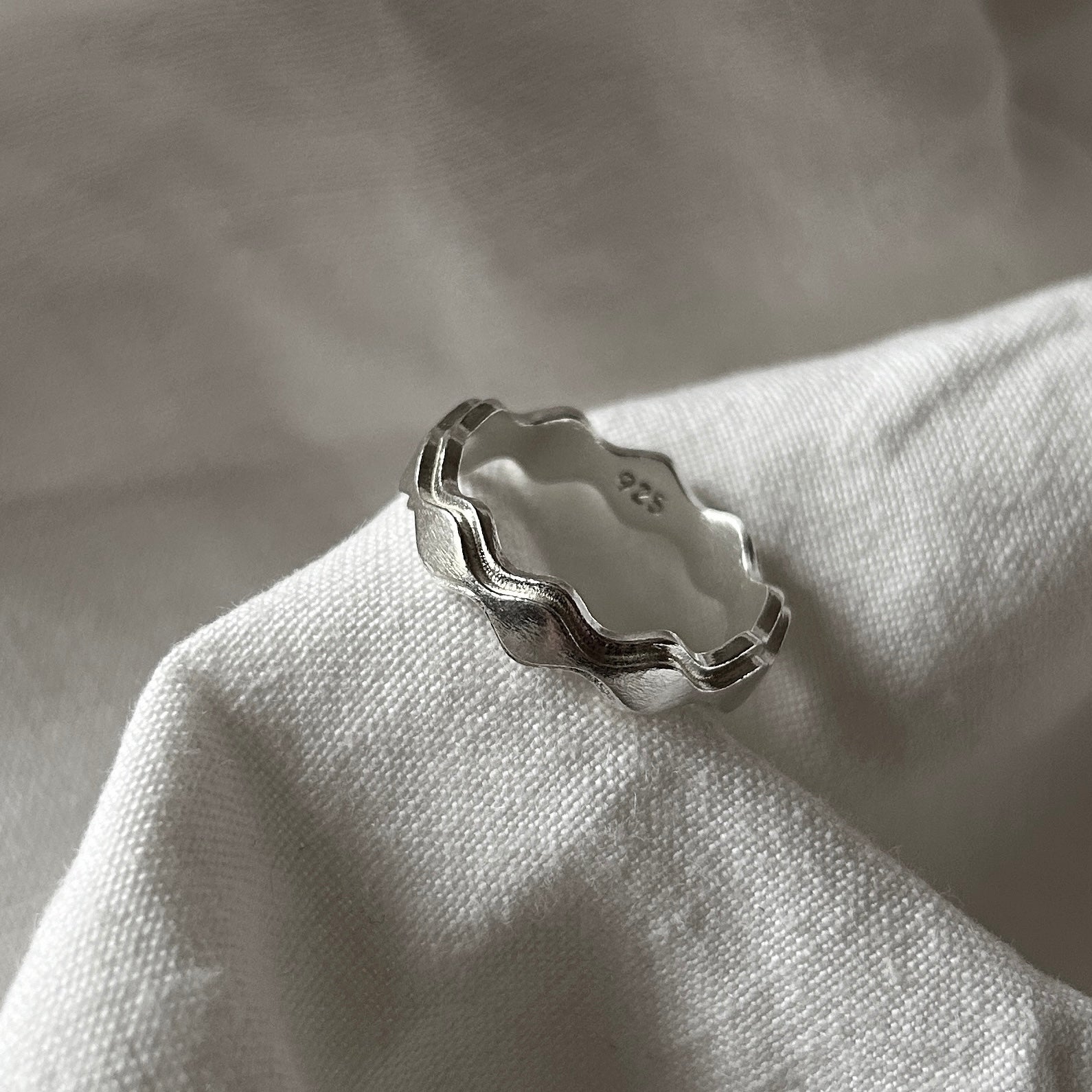 Produktfoto des Antiwave Double Ring auf einem Leinentuch