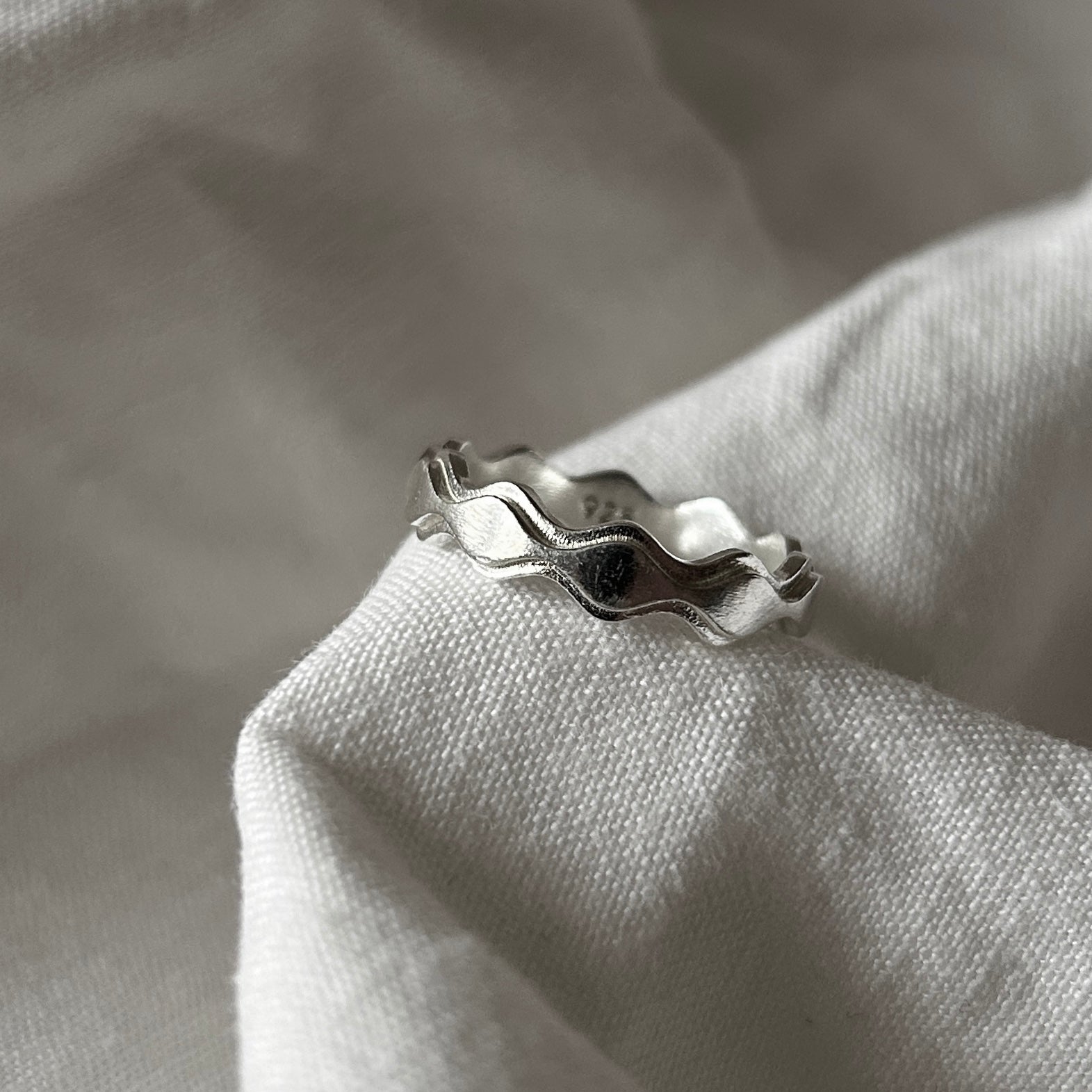 Produktfoto des Antiwave Double Ring auf einem Leinentuch