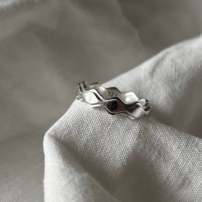 Produktfoto des Antiwave Double Ring auf einem Leinentuch