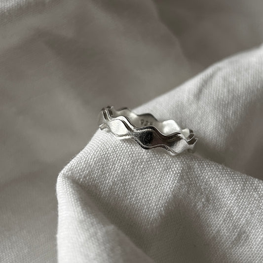 Produktfoto des Antiwave Double Ring auf einem Leinentuch