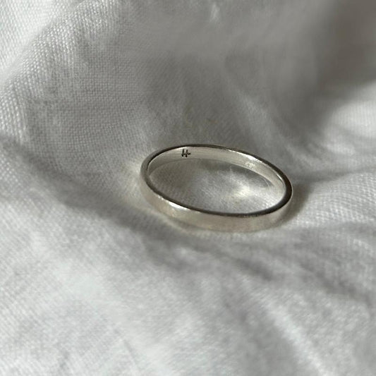 Dieser Ring besteht aus einem einfachen 925 Silber Band. Gut zum übereinander tragen von mehreren Ringen.